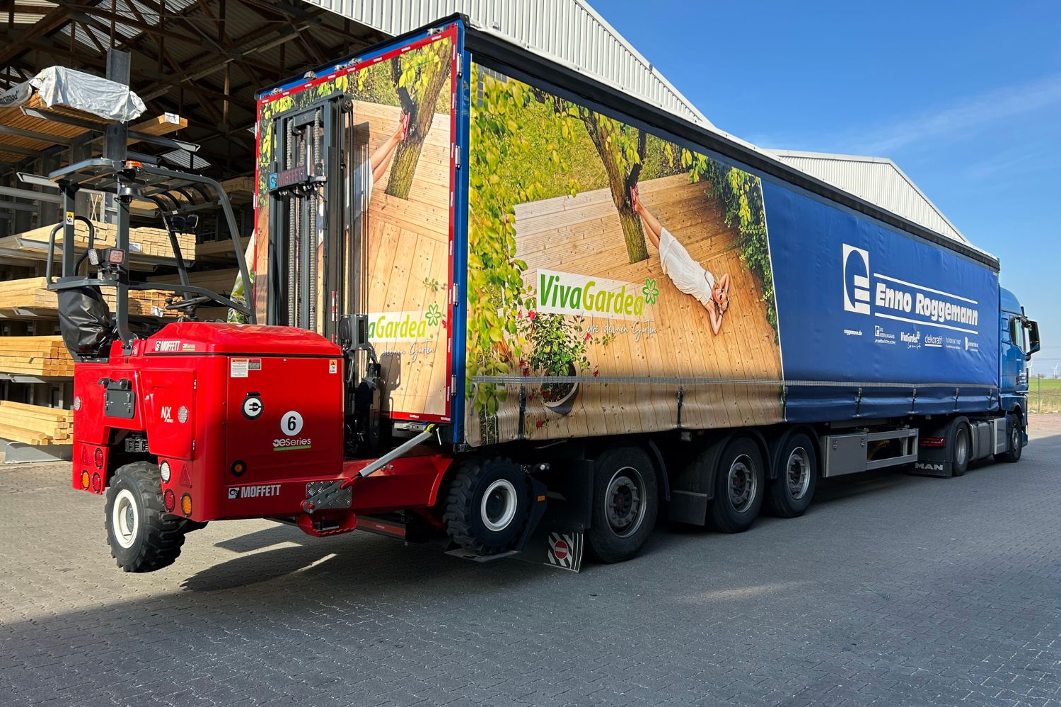 Vollelektrischer Gabelstapler am LKW